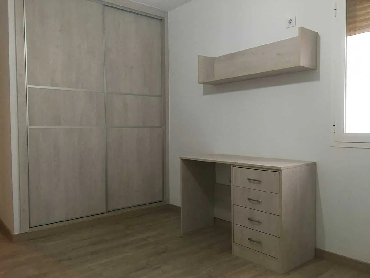 Armario y escritorio de dormitorio
