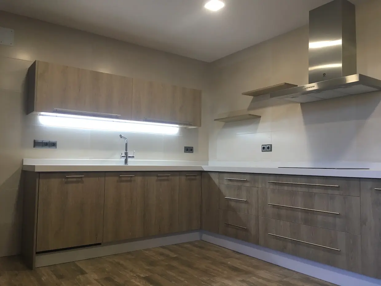 Cocina de madera a medida instalada por Soriano Redondo